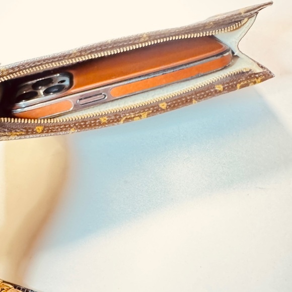 Louis Vuitton Brown Monogram Clutch with Gold Chain Size 8 this fit a smart ph - Picture 10 of 15